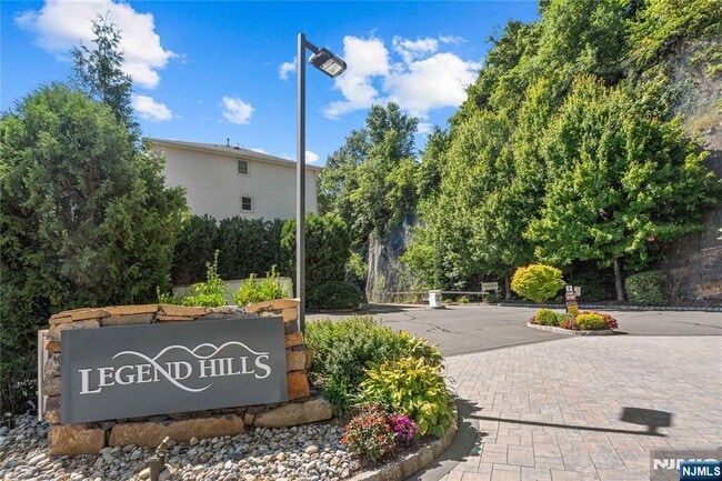 7 Legend Hills Dr in Edgewater, NJ - Building Photo - Building Photo