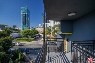 6244 De Longpre Ave in Los Angeles, CA - Foto de edificio - Building Photo