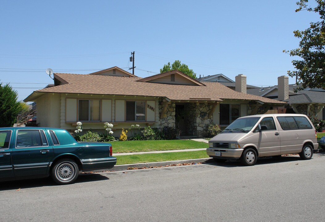 7591 Amazon Dr in Huntington Beach, CA - Building Photo