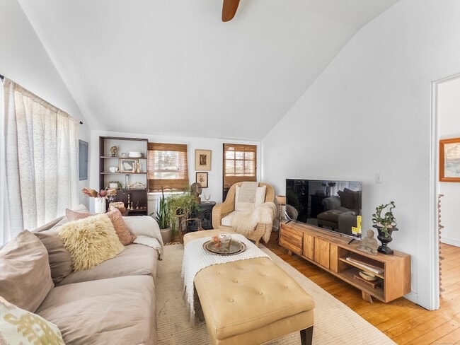 944 Totoket Rd in North Branford, CT - Building Photo - Building Photo