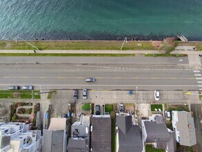 1588 Alki Ave SW in Seattle, WA - Foto de edificio - Building Photo