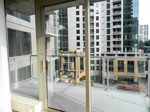 10610 NE 9th Pl in Bellevue, WA - Building Photo - Building Photo