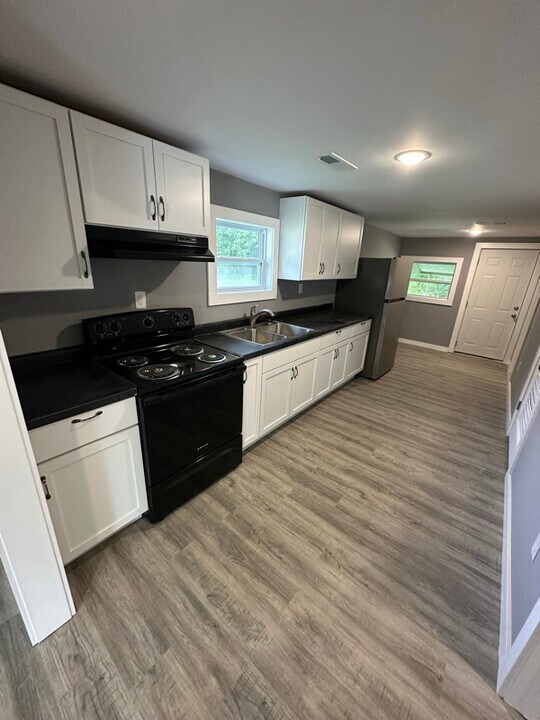 504 W Hackberry St in Fayette, MO - Building Photo