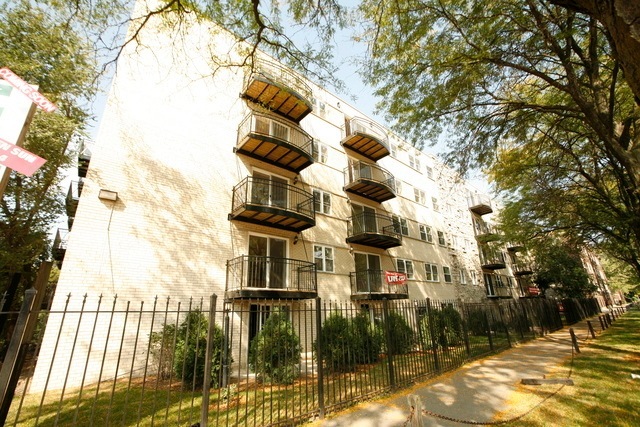 property at 6954 N Greenview Ave