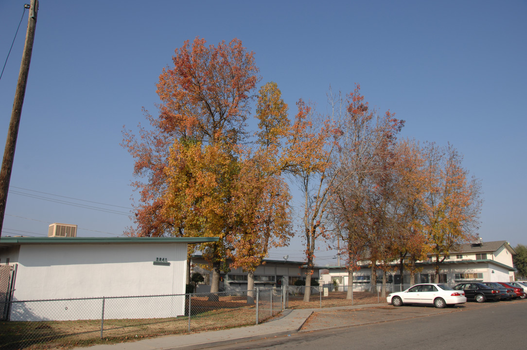 2841 Willow St in Selma, CA - Foto de edificio