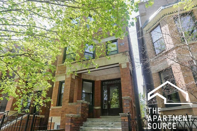2326 N Southport Ave, Unit 2F in Chicago, IL - Building Photo - Building Photo