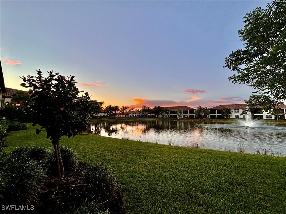 15102 Palmer Lake Cir in Naples, FL - Foto de edificio