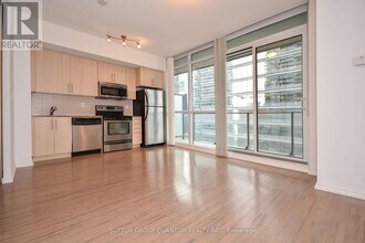 65 Bremner Blvd in Toronto, ON - Building Photo - Building Photo
