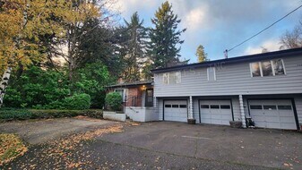 7025-7025 SW Canyon Rd in Portland, OR - Building Photo