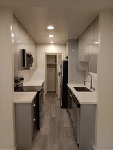 Carlmont Apartments in Belmont, CA - Building Photo - Building Photo