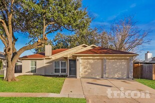523 Red Coat Ln in Arlington, TX - Building Photo