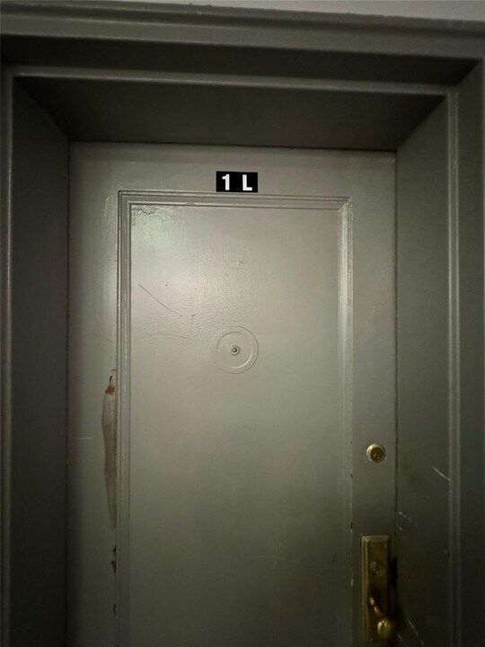 65 Old Mamaroneck Rd in White Plains, NY - Building Photo