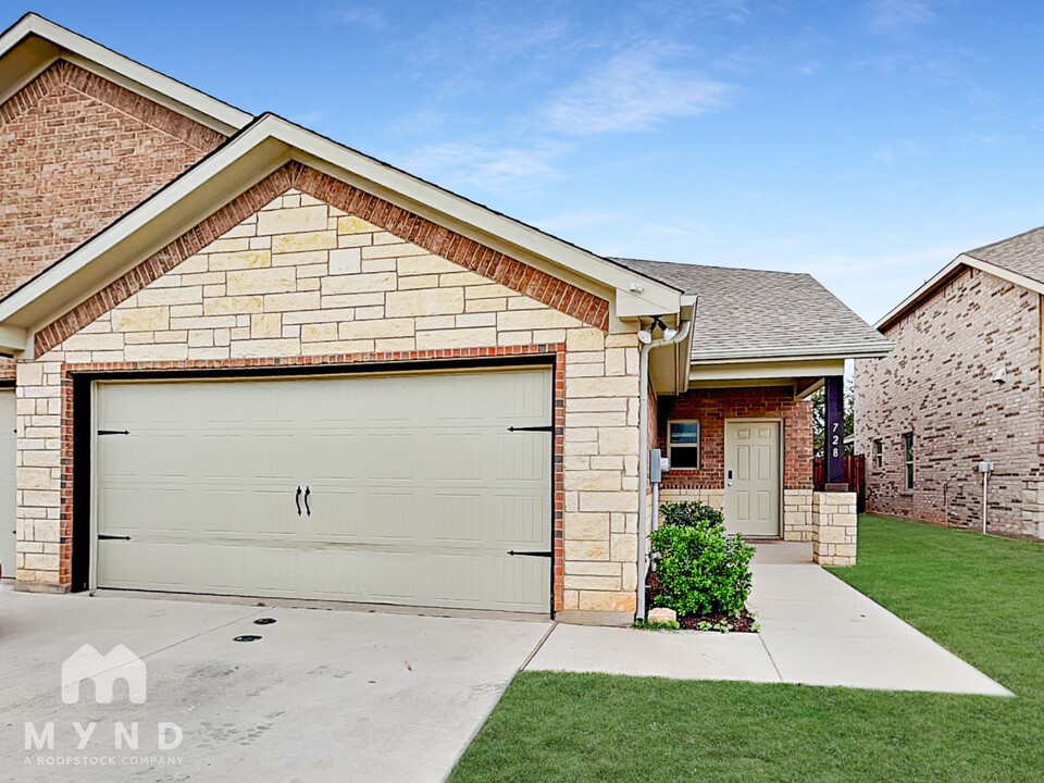 728 Rolling Terrace Cir in Granbury, TX - Foto de edificio