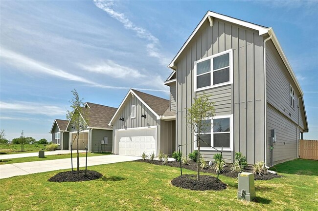 411 Wirecrested Dr in Lockhart, TX - Building Photo - Building Photo