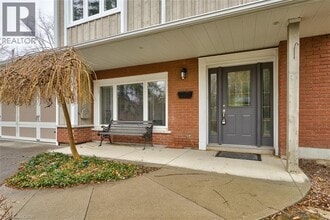 5 Bayview Ave in Dundas, ON - Building Photo - Building Photo