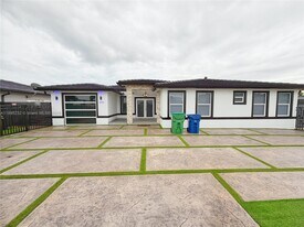 18000 SW 110th Ave in Miami, FL - Building Photo