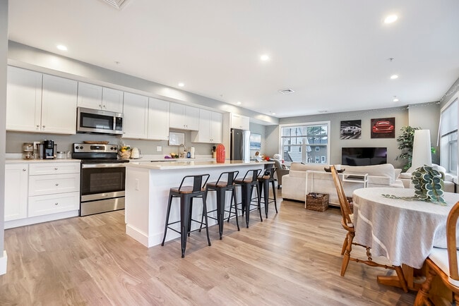 247 Bussey St, Unit 307 in Dedham, MA - Building Photo - Building Photo
