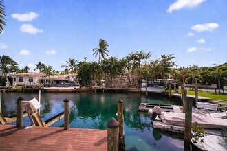 8651 NE 10th Ct in Miami, FL - Foto de edificio - Building Photo