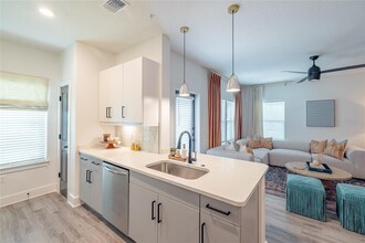 1420 Lakefront Dr in Sarasota, FL - Foto de edificio - Building Photo