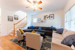 913 Raymond Rd in Charlottesville, VA - Building Photo