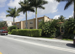 Villa Catalina in Hialeah, FL - Building Photo - Building Photo