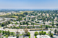 Warner Hill in Woodland Hills, CA - Foto de edificio - Building Photo