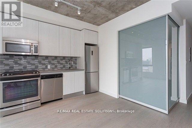 111-111 Bathurst St in Toronto, ON - Building Photo - Building Photo