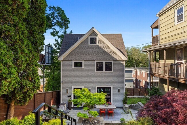 62 Grampian Way, Unit 1 in Boston, MA - Building Photo - Building Photo