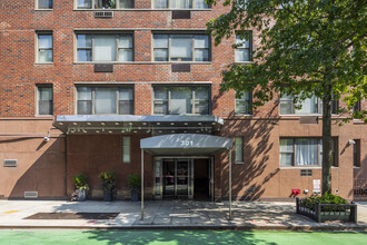 301 E 62nd St in New York, NY - Building Photo - Building Photo