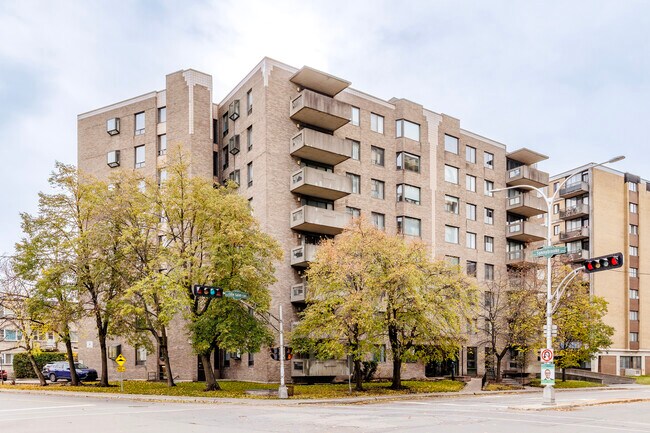 7900 De La Côte-Saint-Luc Ch in Cote-St-Luc, QC - Building Photo - Primary Photo