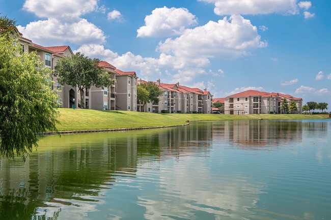 Crescent Cove At Lakepointe in Lewisville, TX - Foto de edificio - Building Photo