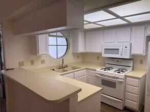 930 N Sloan, in Las Vegas, NV - Building Photo - Building Photo