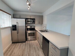 17000 NW 67th Ave, Unit 417 in Hialeah, FL - Building Photo - Building Photo