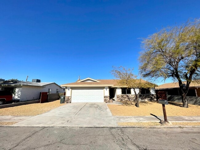 641 Lilac Ln in Bullhead City, AZ - Foto de edificio - Building Photo