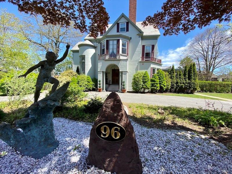96 Rhode Island Ave in Newport, RI - Building Photo
