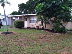 10535 118th Ave N in Largo, FL - Building Photo