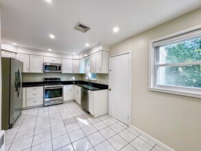 92 Woodcliff Rd in Brookline, MA - Building Photo - Building Photo