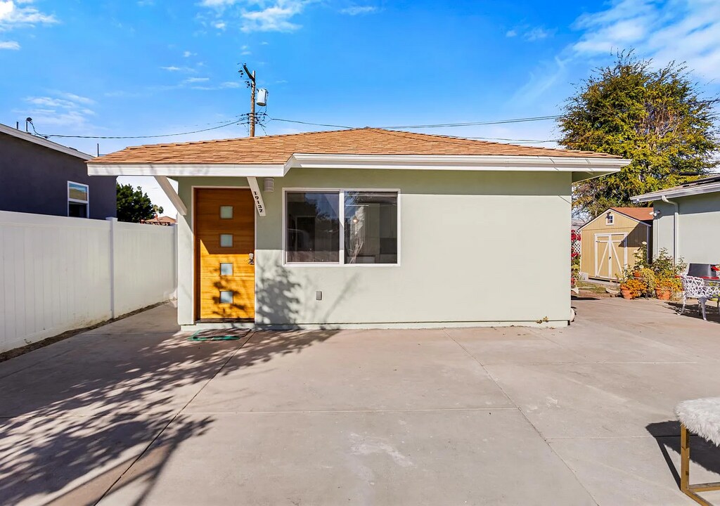 19135 Calvert St in Tarzana, CA - Building Photo