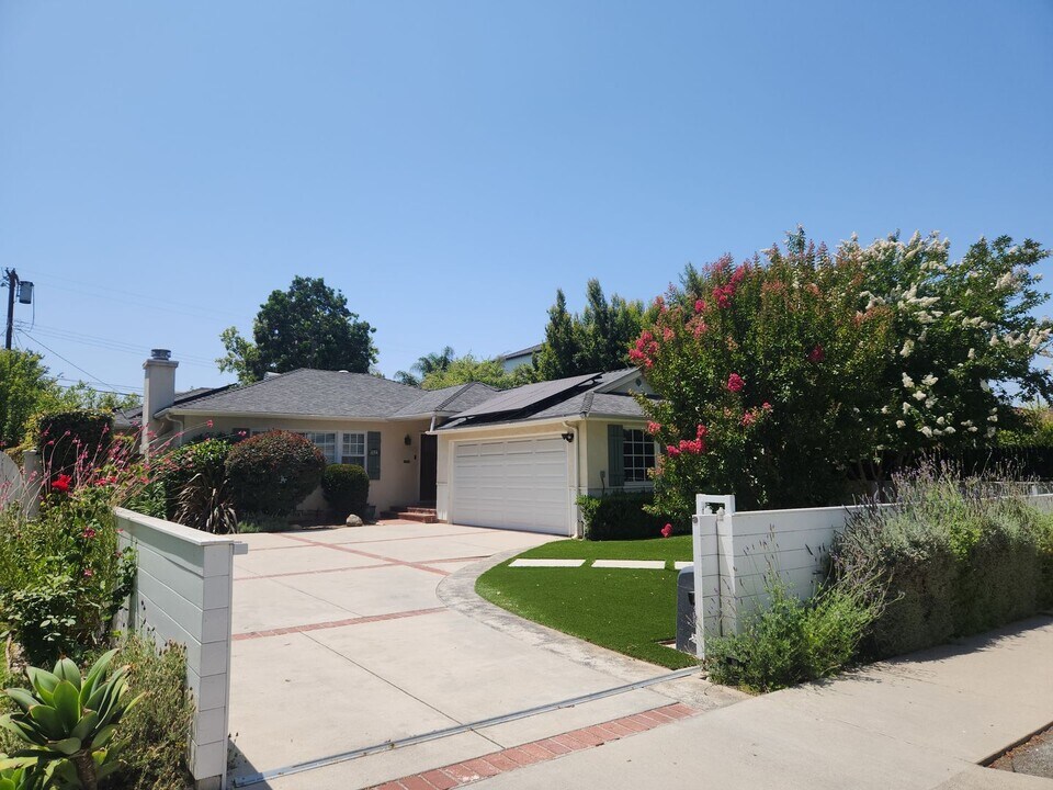 5523 Ranchito Ave in Los Angeles, CA - Building Photo