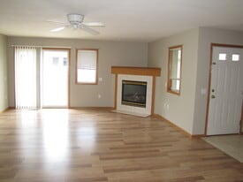 405 Llanos St in Verona, WI - Building Photo