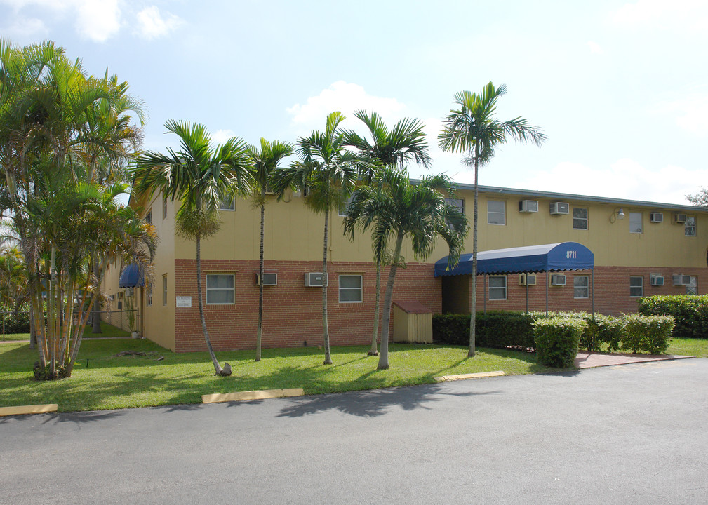 Kendall Manor Apartments in Miami, FL - Building Photo