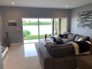 223 SW 120th Ave in Pembroke Pines, FL - Foto de edificio - Building Photo