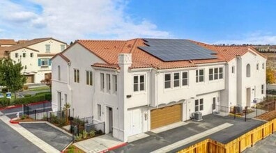 5301 E Commerce Way, Unit Unit 23103 in Sacramento, CA - Building Photo - Building Photo