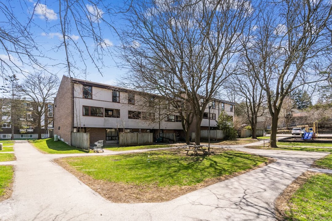 Churchill Townhomes in Waterloo, ON - Building Photo