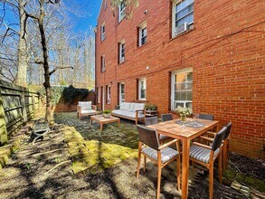4024 Calvert St NW in Washington, DC - Building Photo - Building Photo