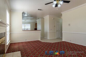 2216 Oak Park Dr in Bedford, TX - Foto de edificio - Building Photo