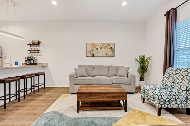 5262 Ella Blvd in Houston, TX - Building Photo - Building Photo