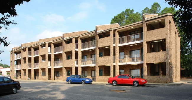 Yadkin Villa Apartments in Fayetteville, NC - Building Photo - Building Photo