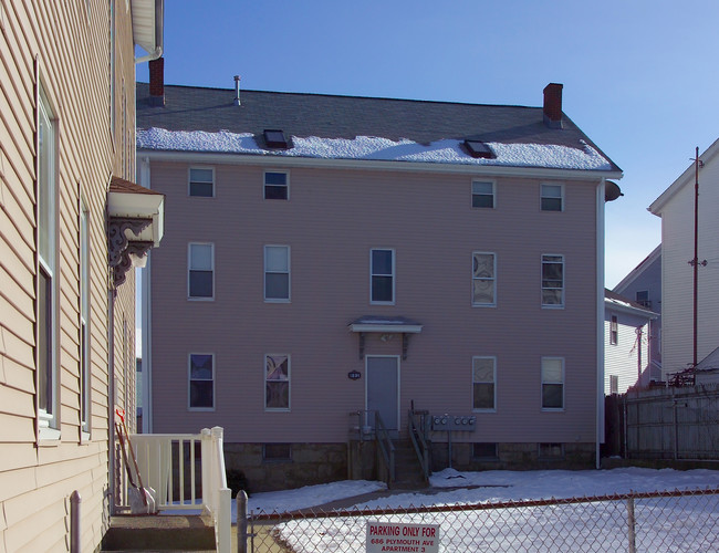 692 Plymouth Ave in Fall River, MA - Foto de edificio - Building Photo