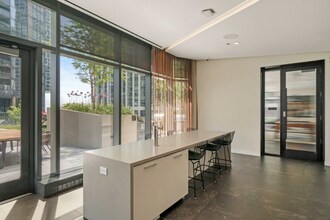 461 E Waterside Dr in Chicago, IL - Building Photo - Building Photo